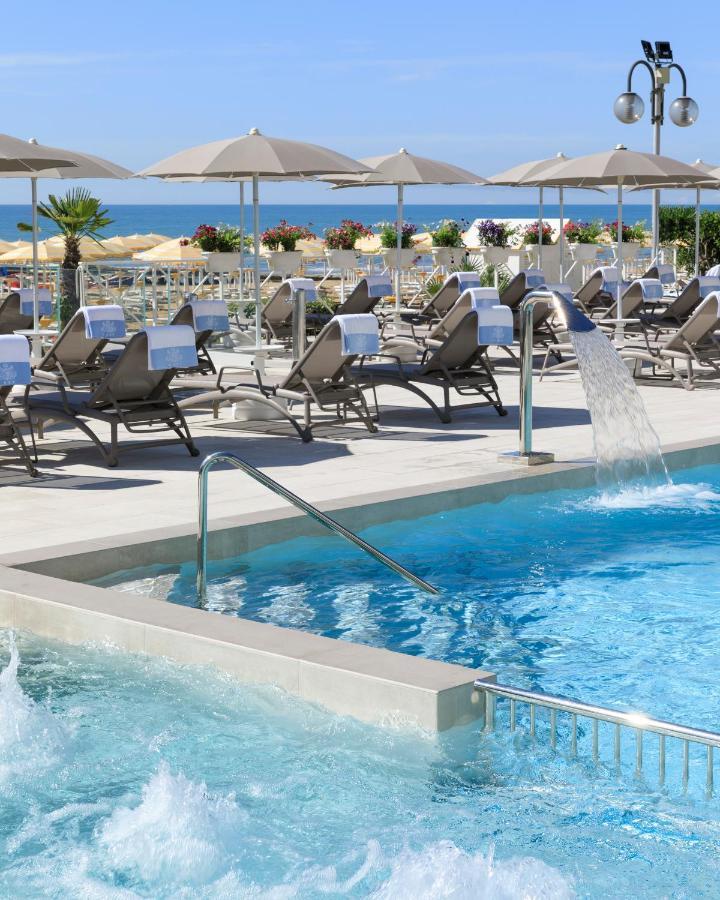 Hotel Cavalieri Palace & Suites ลิโดดิเยโซโล ภายนอก รูปภาพ
