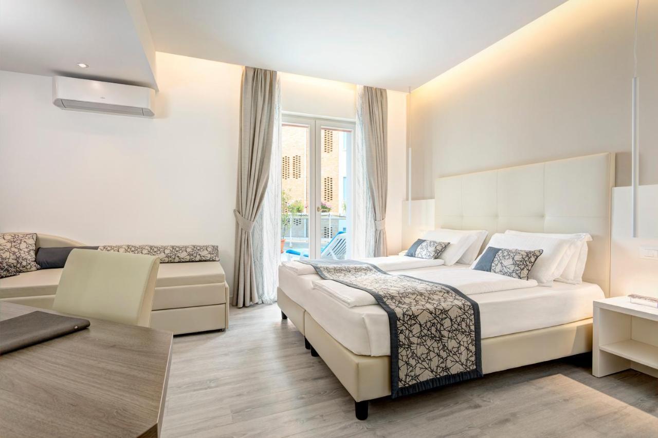 Hotel Cavalieri Palace & Suites ลิโดดิเยโซโล ภายนอก รูปภาพ